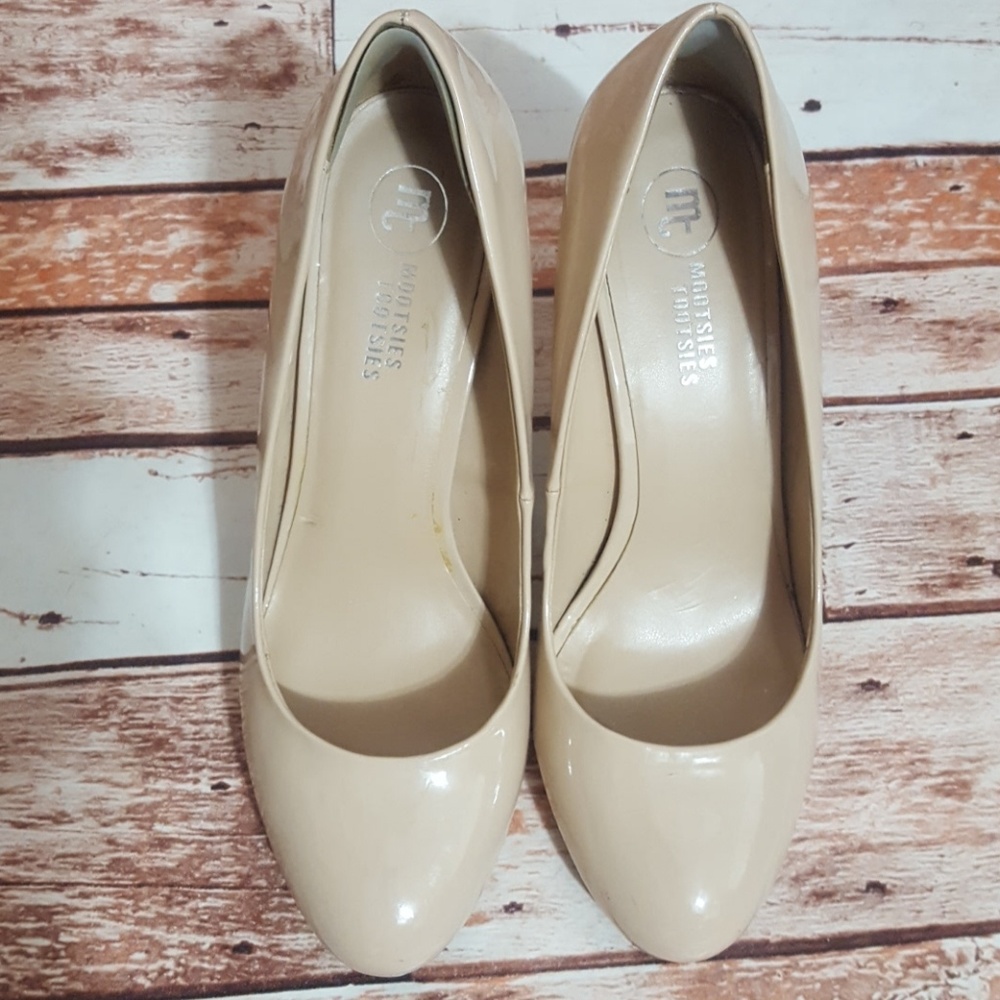 Mootsies Tootsies Women's Rounded Toe Nude Pumps